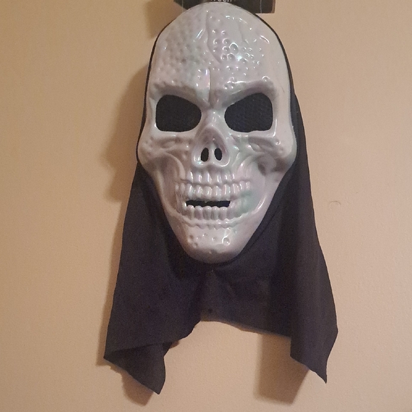 Chilling Ghost Face Mask for Kids - White and Black - Picture 1 of 3